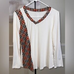 Women’s Plaid White Long Sleeve V-Neck Top! Size Medium.